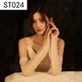 Dettaglio di eleganti guanti da sposa in rete bianca con decorazione di perle - Rete Trasparente con Decorazione in Perle (ST024)
