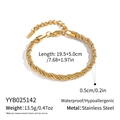 Detalle de una pulsera trenzada bicolor en acero inoxidable con cierre de langosta y cadena - Pulsera Trenzada Bicolor Oro y Plata (YYB025142)