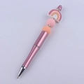 Detail eines rosa Perlenstifts mit Regenbogen-Silikonaufsatz und bunten Bastelperlen - Rosa