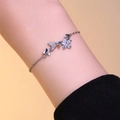 Elegantes Armband mit Silber-Schmetterling und Zirkonia am Handgelenk einer Frau - Silber (S1101)