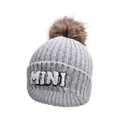 Dettaglio del berretto grigio a maglia con ricamo MINI e pompon marrone in ecopelliccia - Grigio Chiaro-Stile MINI (2-6 anni)