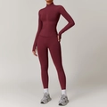 Schmal geschnittenes weinrotes Yoga-Set mit Reißverschlussoberteil und High Waist Leggings - S / Jacke + Hose / Kirschrot