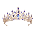 Detail van gouden bruidskroon met fonkelende blauwe edelstenen en heldere strass steentjes - Koningsblauw