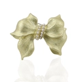 Elegant gold bow brooch with white pearls featuring a brushed metal texture and mirror reflection - Main Style