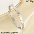 Brazalete plateado de acero inoxidable con cristales, peso 17g y medida interna 60x52mm - 5mm Plata