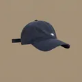 Dunkelblaue Baumwoll-Baseballkappe mit minimalistischer weißer Bären-Stickerei - Kleiner Bär Stickerei - Marineblau