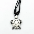 Collana vintage con pendente a tartaruga bianca, cordino nero e perline di legno - L-2/Tartaruga Motivo Crepato Bianca