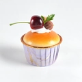 Realistisches künstliches Cupcake-Modell mit roter Kirsche und lila Marmorpapierbecher - Kirschrot
