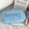 Trousse à maquillage en nylon bleu clair avec broderie honey et texture matelassée - Bleu Ciel