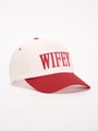 Detailansicht der WIFEY-Stickerei auf der zweifarbigen verstellbaren Baseballkappe - Einheitsgröße / Off-White Geteiltes Rot