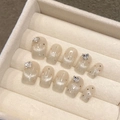 Faux ongles faits main de luxe avec papillons argentés et paillettes brillantes - Grand (L) / 1443 Trapèze Ultra Court