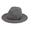 Vue détaillée d'un chapeau fedora en feutre gris avec boucle de ceinture marron - Gris