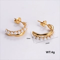Vue macro de boucles d'oreilles C en acier inoxydable 304 avec neuf perles blanches - Boucles d'Oreilles Clous Perle en C (AMLEH150)
