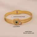 Bracciale rigido vintage in acciaio dorato con triplo cuore, vetro smeraldo e cristalli - Stile Ciondolo a Cuore Verde a Tre Strati (4#大小爱心)