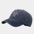 Vista lateral detallada de gorra de béisbol de mezclilla azul con bordado de tortuga - Ajustable / Azul marino