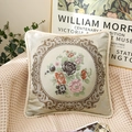 Beiges Jacquard-Wurfkissen mit Rosenstickerei und Pompon-Quastenverzierung am Rand - 48x48cm Kissenbezug / Beige