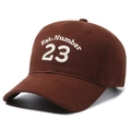 Klassische dunkelbraune Baseballkappe mit Est. Number 23 Stickerei und gebogenem Schirm - Verstellbar / Kaffeebraun