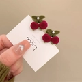 Dettaglio di fermagli per capelli a ciliegia rossa floccata con perle bianche - Ciliegia (1 pz)