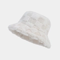 Nahaufnahme des flauschig weißen Anglerhuts mit dickem Plüsch und geprägtem Karomuster - M (56-58cm) / Weiß