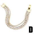 Gros plan détaillé d'un bracelet doré à trois couches avec zircons rectangulaires - Bracelet de Luxe en Zirconia Blanc à Trois Couches (D)
