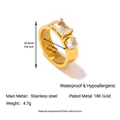 Anello largo in acciaio inossidabile dorato con cristalli di zircone e finitura impermeabile - US 7 / Fascia Minimalista Oro (YR26_1)