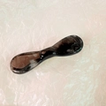 Détail de la texture marbrée et de la finition polie de la pince à cheveux noeud écaillé - Noir