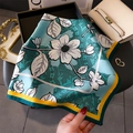 Foulard in seta a fiori blu-verde e giallo con borsa e gioielli in stile elegante - Verde