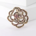 Détail de la broche rose évidée avec des strass brillants roses et jaunes fins - Violet-1362