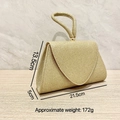 Sac à main triangle doré pailleté montrant les dimensions 13,5cm hauteur et 21,5cm - Doré