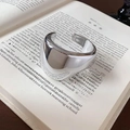 Anillo abierto plateado minimalista con superficie curva irregular sobre un libro - Estilo Arqueado Minimalista (32#) / Plateado