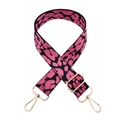 Detalle de correa de bolso rosa con estampado de leopardo y hebilla de metal dorado ajustable - Rosa Rojo