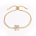 Détail du bracelet fleur en or ajustable avec oxydes de zirconium sur fond blanc neutre - Style de Fleur à Six Pétales (Or 4)