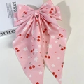 Lazo para el pelo en satén rosa con estampado de cerezas y cintas largas dulces - Rosa Streamer Largo Estampado de Cerezas / Rosa