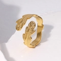 Anillo abierto ajustable de acero inoxidable dorado con diseño de pluma texturizada - Dorado