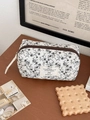 Vue détaillée du sac en velours côtelé crème à fleurs avec étiquette vintage - Pochette Octogonale / Blanc Marron