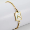 Detail van een gouden armband met vierkante schelphanger en 3D-letter A op een boxketting - Letter A
