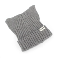 Detalle del gorro de punto gris con orejas de gato y etiqueta de logo con sonrisa - Talla única / Gris