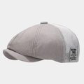 Detail van grijze mesh baret met vintage patch en ademende open geweven mesh structuur - Verstelbaar / Grijs