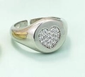 Anillo de sello plateado con corazón de circonitas en base redonda y ajustable - Abierto Ajustable / Plata-Zirconia Blanca