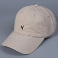 Detail der H-Buchstabenstickerei auf der gewaschenen beigen Baumwoll-Basecap mit Schirm - M (56-58cm) / Beige