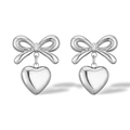 Detalle de pendientes de lazo plateados con colgantes de corazón en fondo blanco - Color Acero