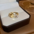 Verstellbarer goldener geometrischer Ring mit weißer Perle in einer Schmuckschatulle - Unregelmäßige Metallperle (67#)