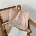 Grand sac fourre-tout en toile rose avec broderie de lettres sur une chaise en bois - Rose Clair