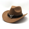 Détail de la bande tissée et de la boucle crâne de taureau argentée sur un chapeau cowboy - Kaki