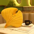 Ginkgo-Blatt Plüschkissen in Gelb mit lächelndem Gesicht und realistischen Adern - 39*37cm / Ginkgo