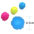 Lot de quatre balles pour chien de 6,5 cm en caoutchouc avec empreintes de pattes - Balle à Empreintes