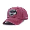 Dettaglio del ricamo a scudo e trama lavata vintage sul berretto da baseball rosa rosso - Borgogna / Regolabile