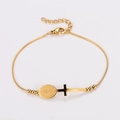 Gedetailleerd aanzicht van de gouden slangenarmband met Sint-Benedictus medaille en kruis - St. Benedictus Medaille Stijl / Goud