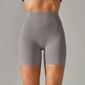 Detailansicht der High-Waist Yoga-Shorts mit nahtlosem Bund in dunkelgrauem Mattgewebe - XS / Seemondgestein Grau