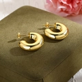 Orecchini a cerchio a C cavi in oro 18k lucidi su un astuccio per gioielli di lusso - Liscio Forma a C - Oro / Oro